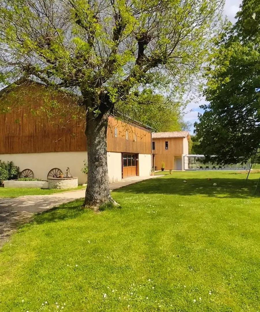 Les Granges D'En Naoua, Grand Gite Avec Piscine Maubec  Holiday home
